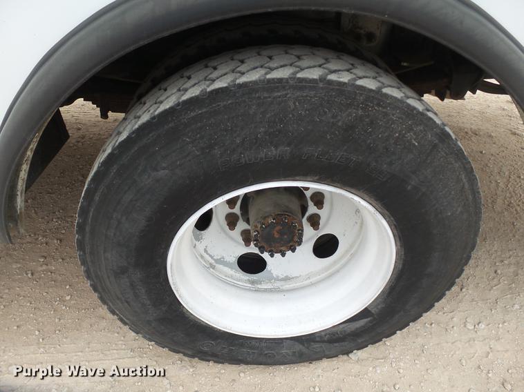 image for item DE1365 2006 Chevrolet C7500 bucket truck