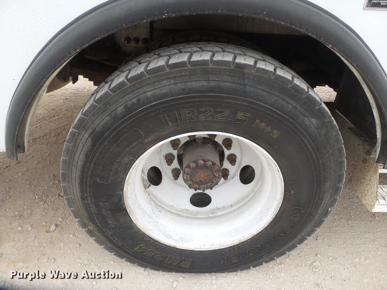 image for item DE1365 2006 Chevrolet C7500 bucket truck