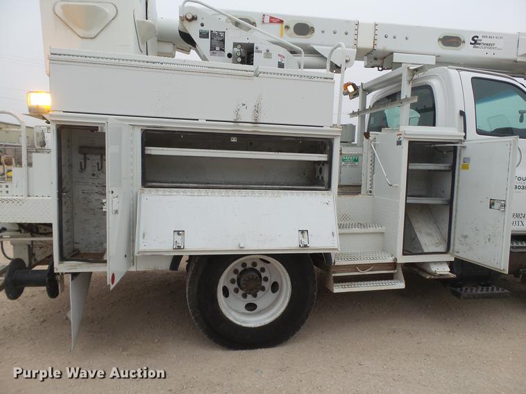 image for item DE1365 2006 Chevrolet C7500 bucket truck