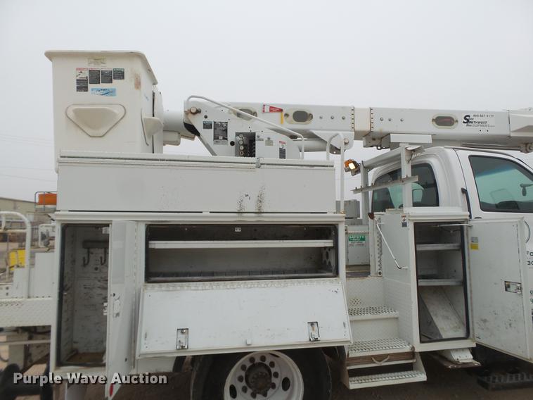 image for item DE1365 2006 Chevrolet C7500 bucket truck