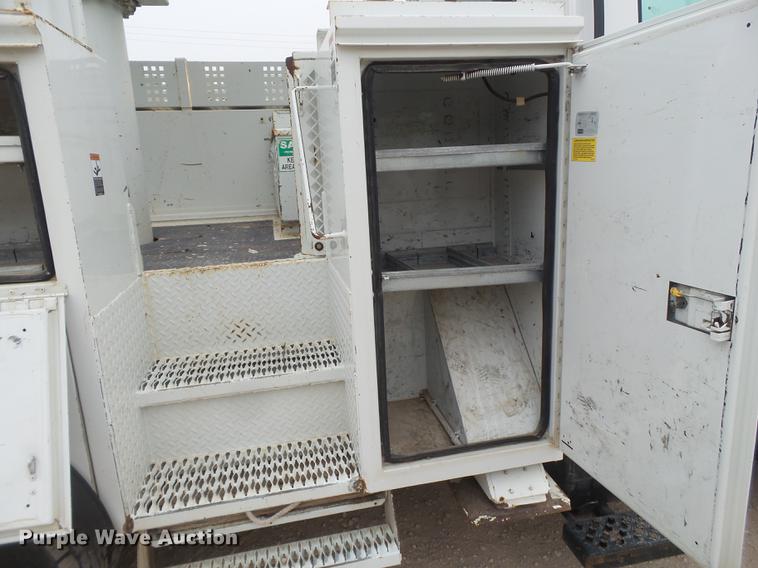 image for item DE1365 2006 Chevrolet C7500 bucket truck