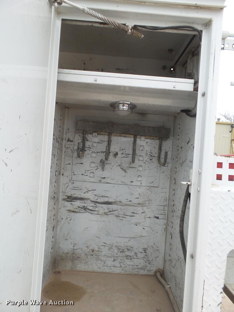 image for item DE1365 2006 Chevrolet C7500 bucket truck