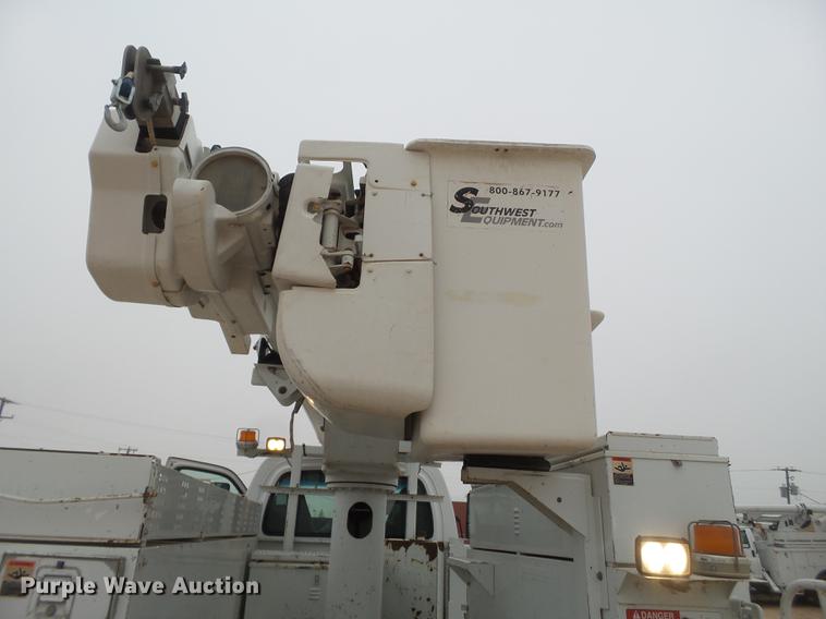 image for item DE1365 2006 Chevrolet C7500 bucket truck