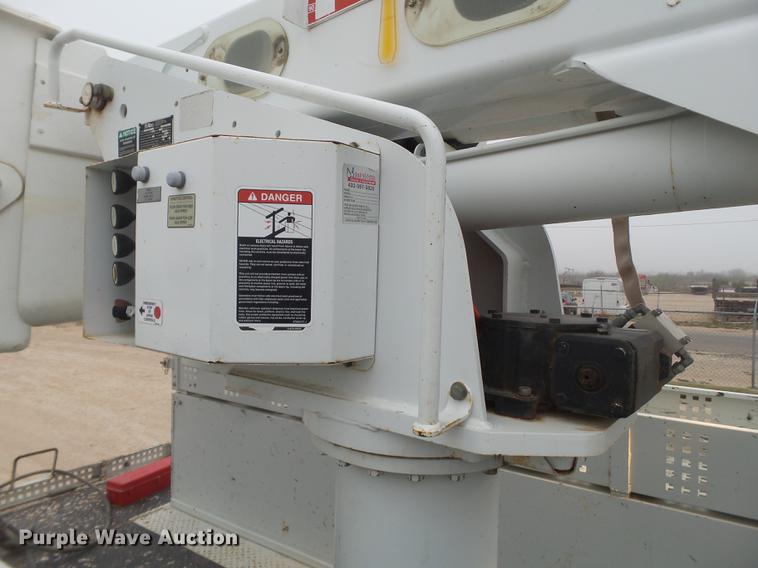 image for item DE1365 2006 Chevrolet C7500 bucket truck