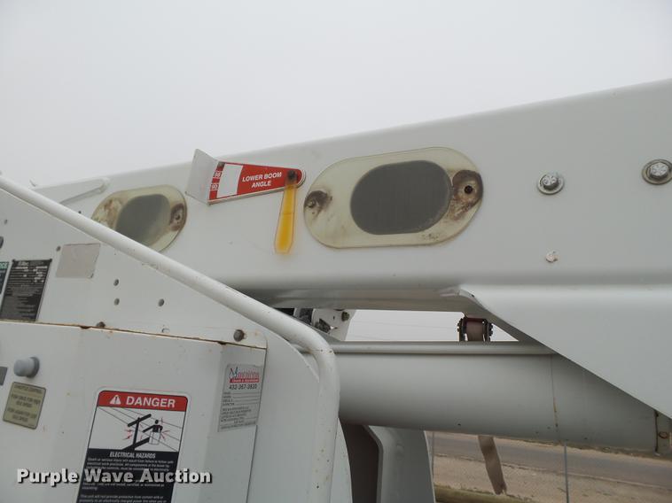 image for item DE1365 2006 Chevrolet C7500 bucket truck