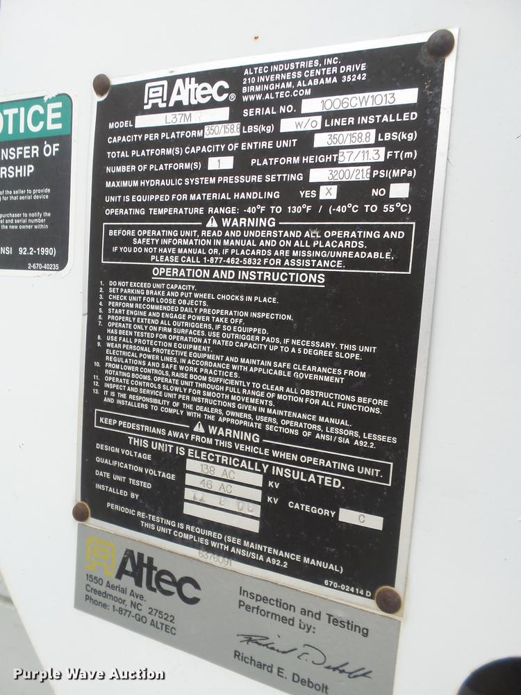 image for item DE1365 2006 Chevrolet C7500 bucket truck