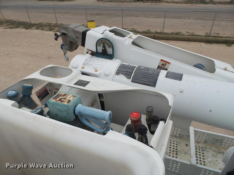 image for item DE1365 2006 Chevrolet C7500 bucket truck