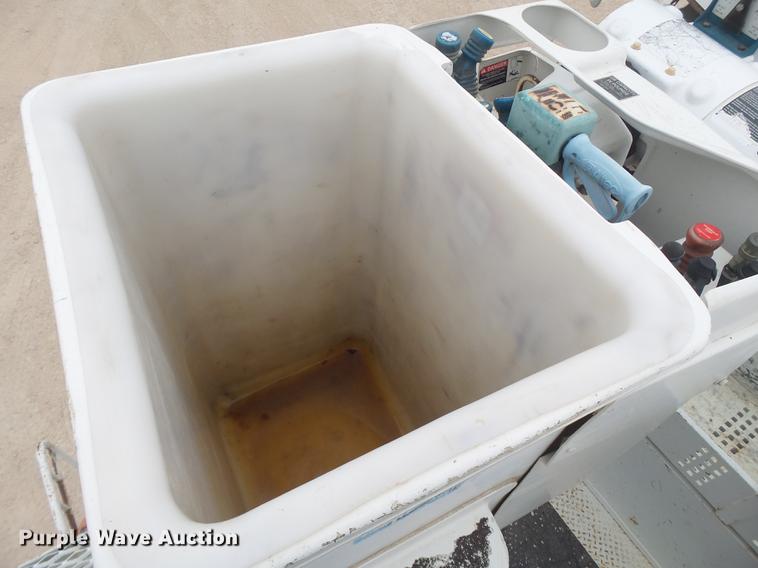 image for item DE1365 2006 Chevrolet C7500 bucket truck