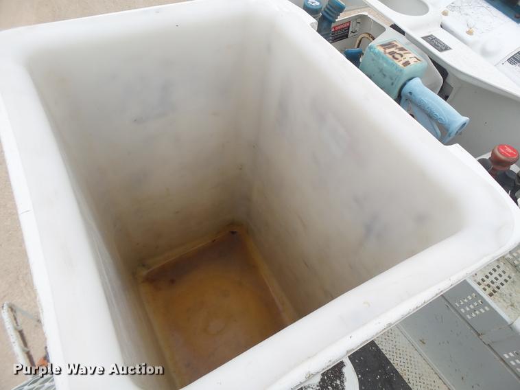 image for item DE1365 2006 Chevrolet C7500 bucket truck