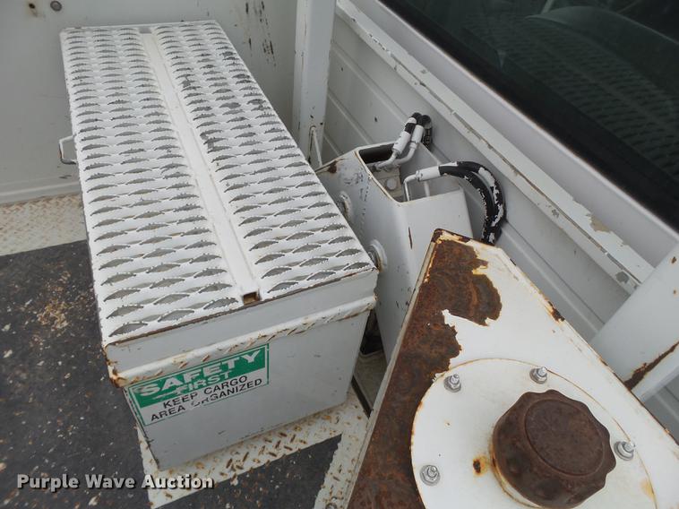 image for item DE1365 2006 Chevrolet C7500 bucket truck