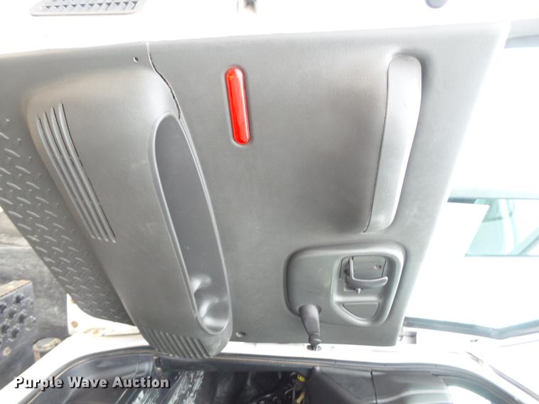 image for item DE1365 2006 Chevrolet C7500 bucket truck