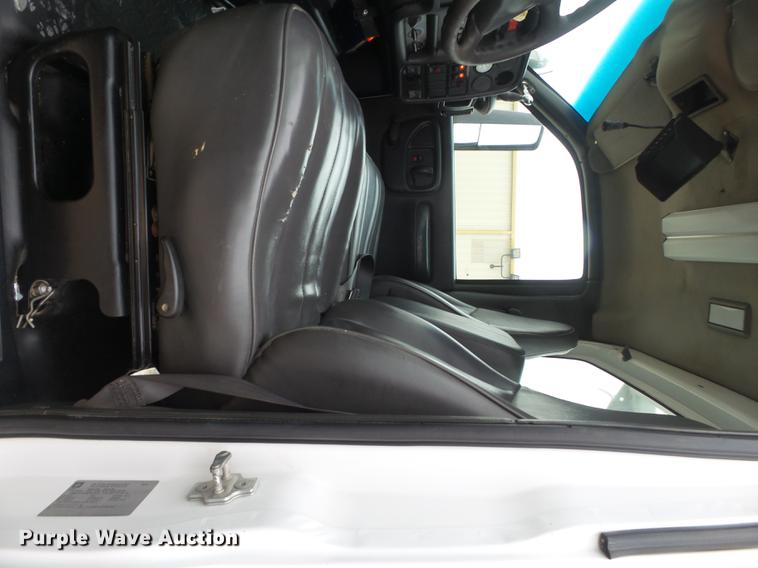 image for item DE1365 2006 Chevrolet C7500 bucket truck