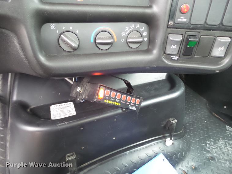 image for item DE1365 2006 Chevrolet C7500 bucket truck