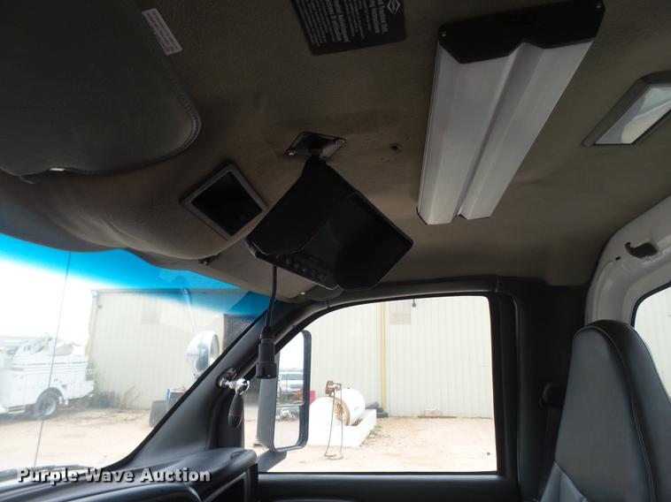 image for item DE1365 2006 Chevrolet C7500 bucket truck