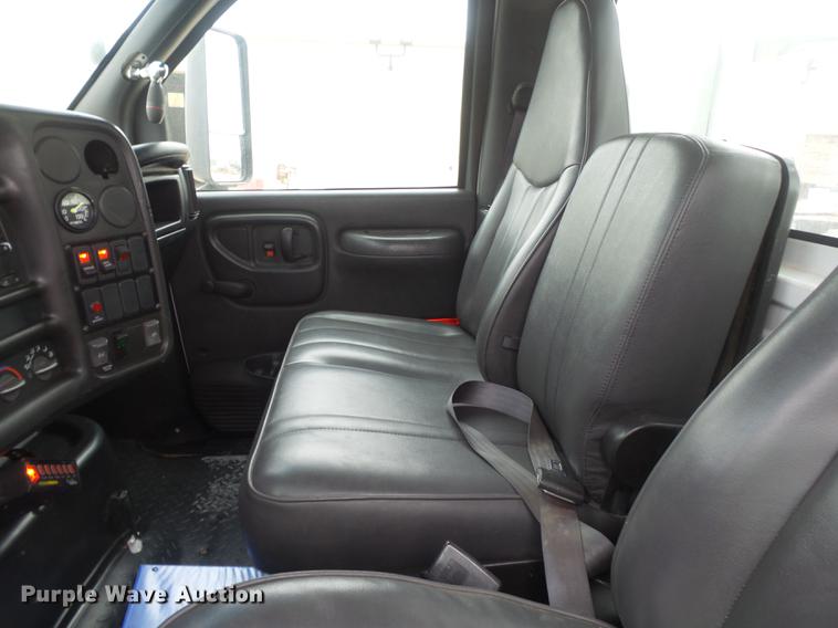 image for item DE1365 2006 Chevrolet C7500 bucket truck