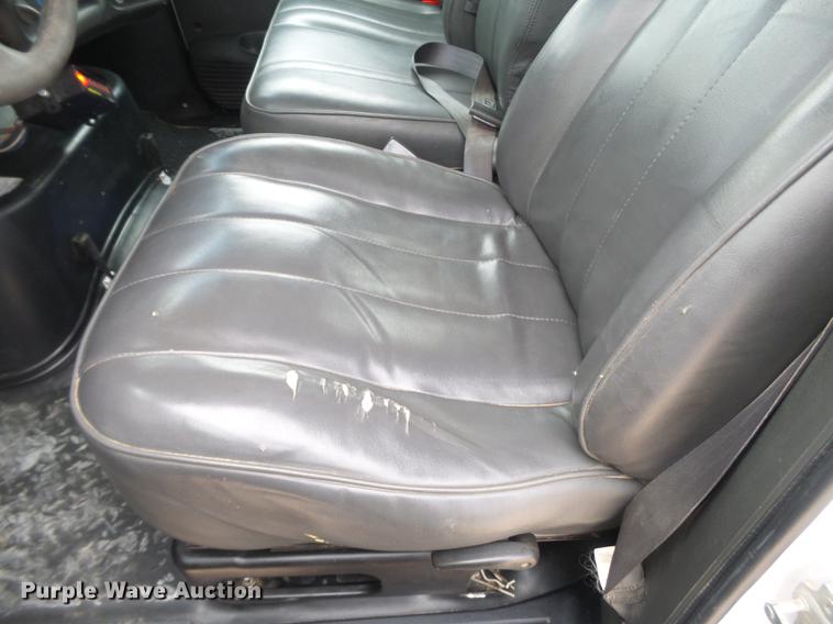 image for item DE1365 2006 Chevrolet C7500 bucket truck