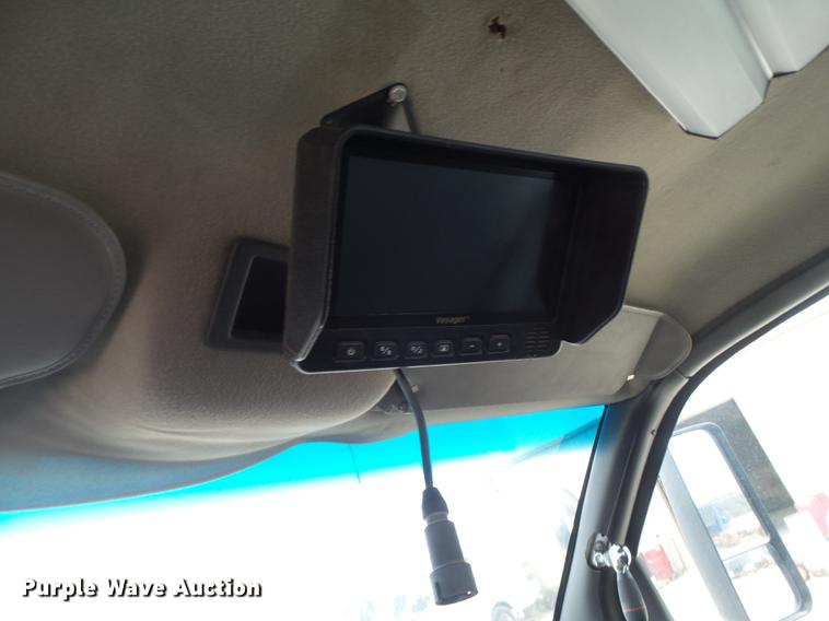 image for item DE1365 2006 Chevrolet C7500 bucket truck