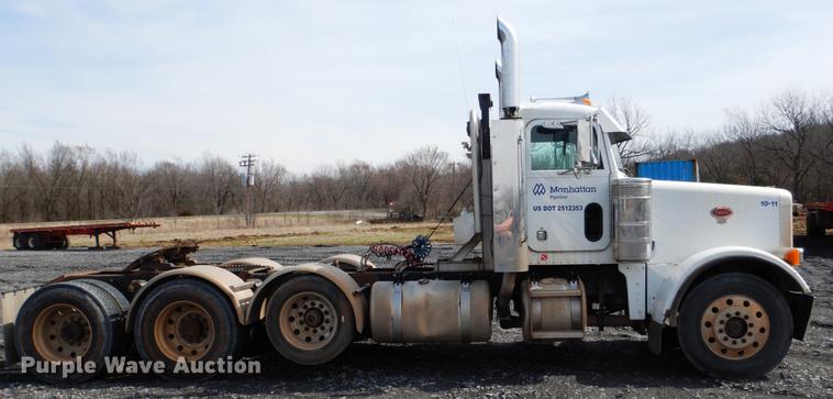 image for item DE3858 2001 Peterbilt 357 semi truck