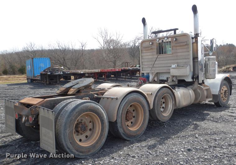 image for item DE3858 2001 Peterbilt 357 semi truck