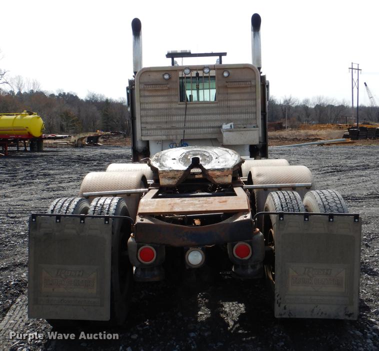 image for item DE3858 2001 Peterbilt 357 semi truck