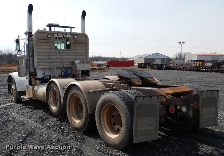 image for item DE3858 2001 Peterbilt 357 semi truck