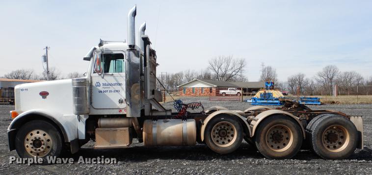 image for item DE3858 2001 Peterbilt 357 semi truck