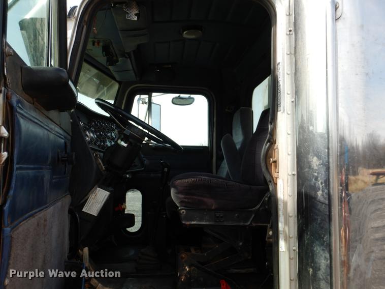 image for item DE3858 2001 Peterbilt 357 semi truck