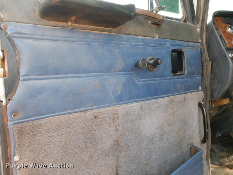 image for item DE3858 2001 Peterbilt 357 semi truck