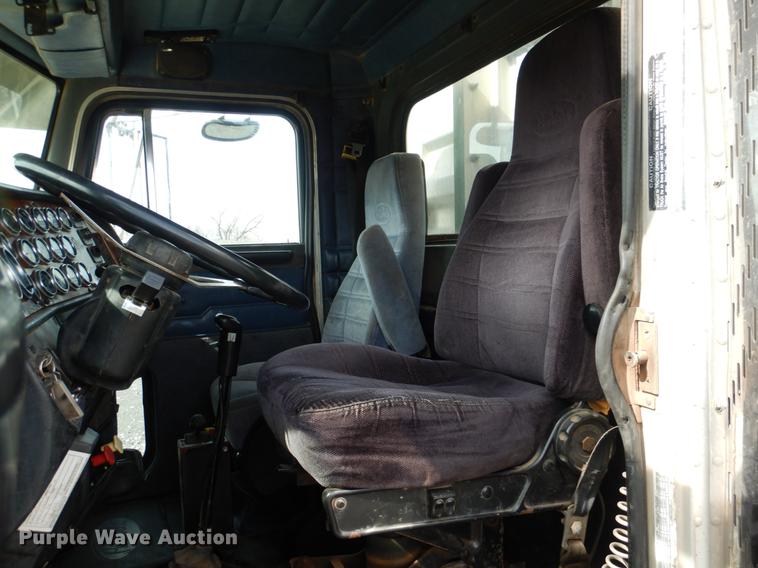 image for item DE3858 2001 Peterbilt 357 semi truck