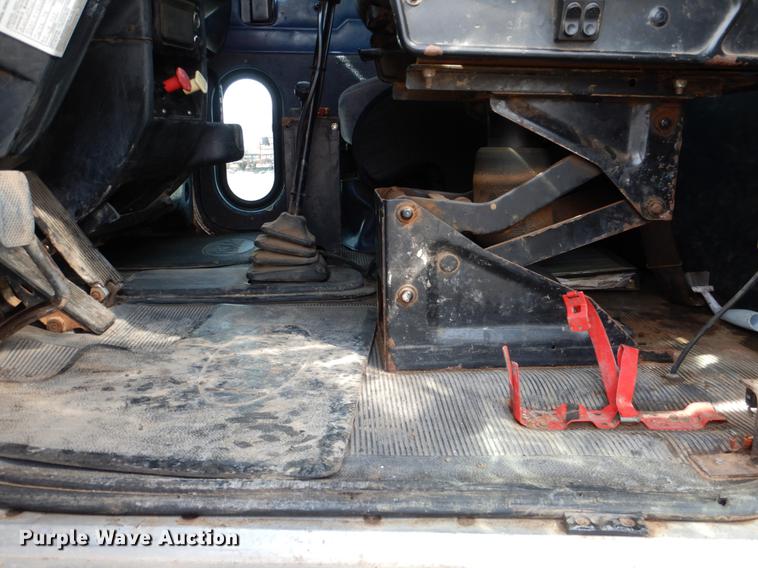 image for item DE3858 2001 Peterbilt 357 semi truck