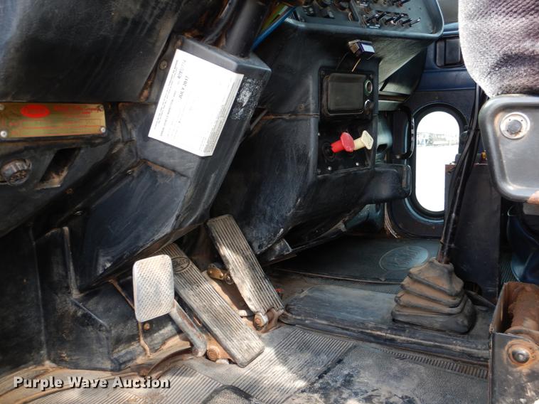 image for item DE3858 2001 Peterbilt 357 semi truck