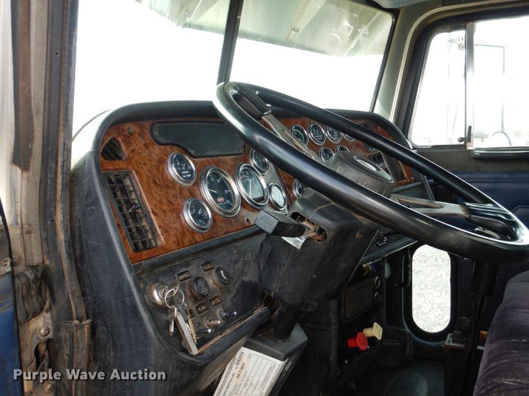 image for item DE3858 2001 Peterbilt 357 semi truck