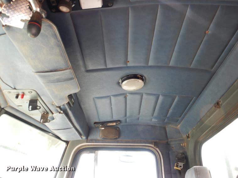 image for item DE3858 2001 Peterbilt 357 semi truck