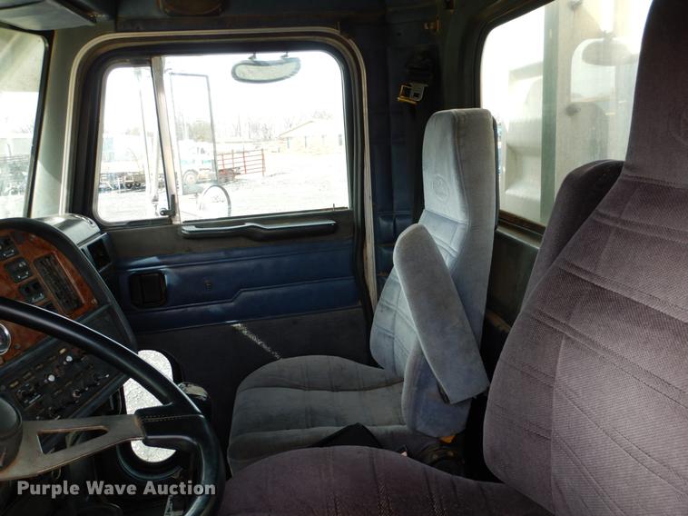 image for item DE3858 2001 Peterbilt 357 semi truck