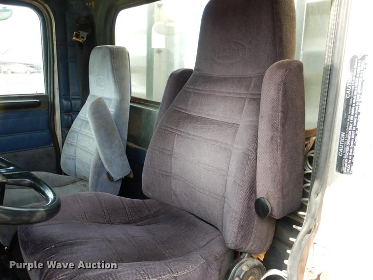 image for item DE3858 2001 Peterbilt 357 semi truck