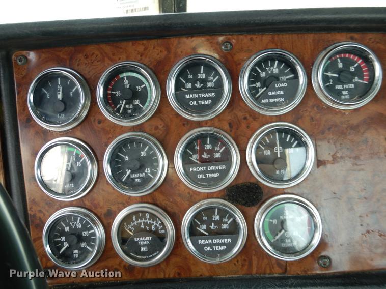 image for item DE3858 2001 Peterbilt 357 semi truck