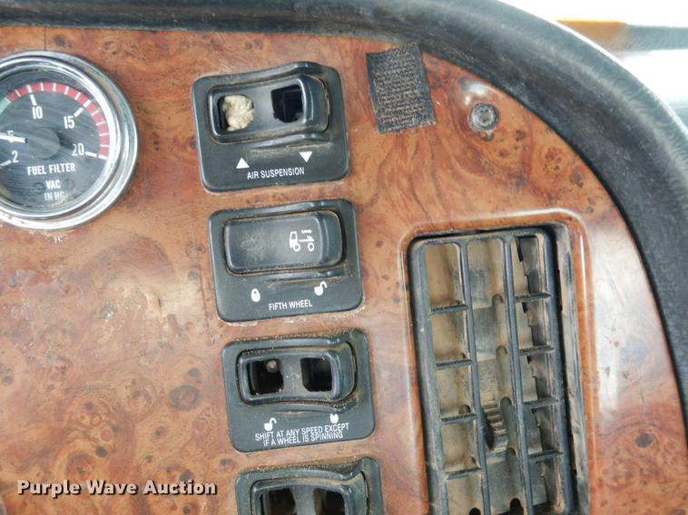 image for item DE3858 2001 Peterbilt 357 semi truck