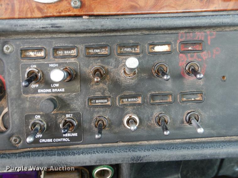 image for item DE3858 2001 Peterbilt 357 semi truck