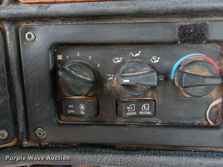 image for item DE3858 2001 Peterbilt 357 semi truck