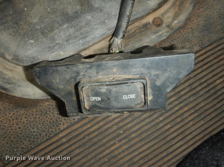 image for item DE3858 2001 Peterbilt 357 semi truck