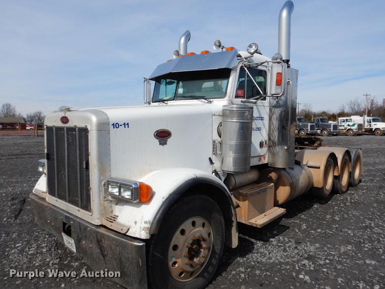 image for item DE3858 2001 Peterbilt 357 semi truck