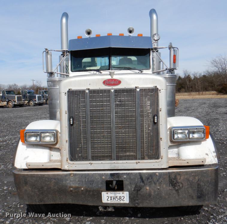 image for item DE3858 2001 Peterbilt 357 semi truck
