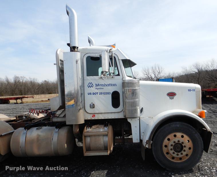 image for item DE3858 2001 Peterbilt 357 semi truck