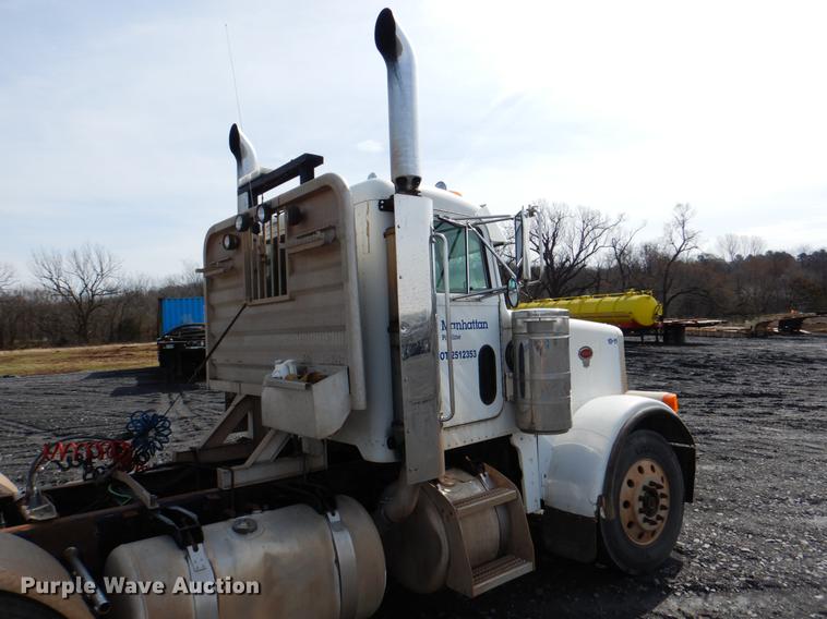 image for item DE3858 2001 Peterbilt 357 semi truck