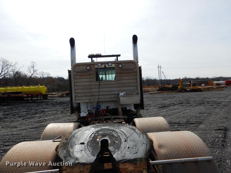 image for item DE3858 2001 Peterbilt 357 semi truck