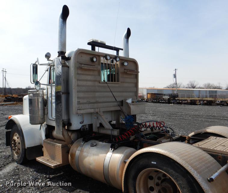 image for item DE3858 2001 Peterbilt 357 semi truck