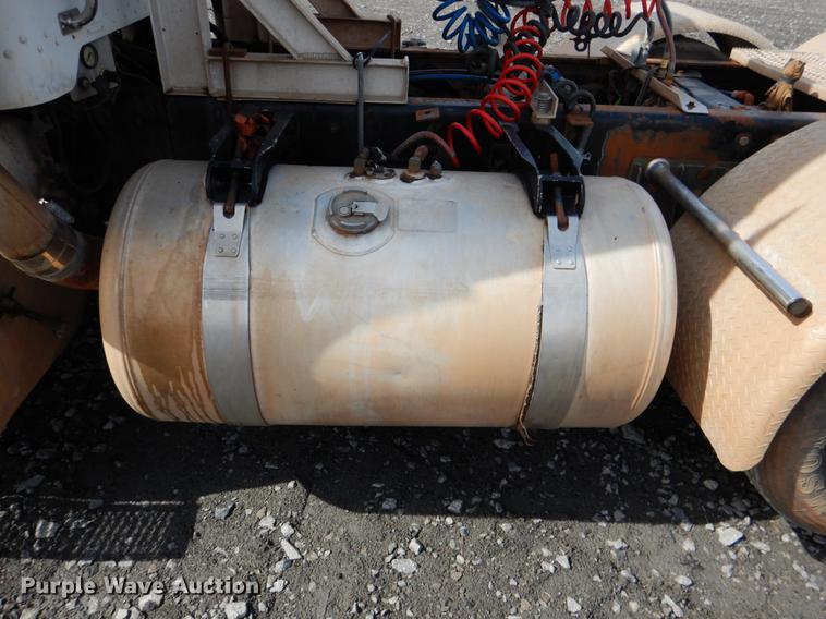 image for item DE3858 2001 Peterbilt 357 semi truck