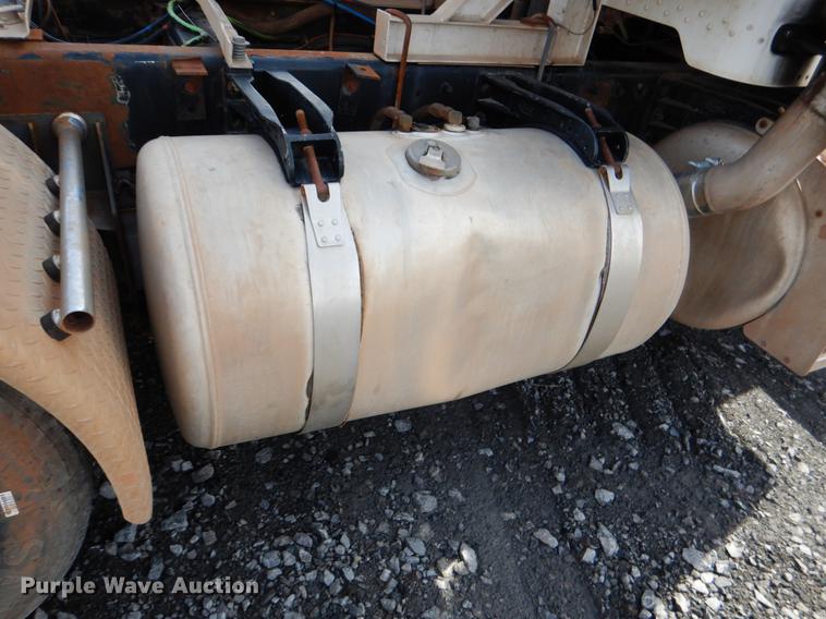 image for item DE3858 2001 Peterbilt 357 semi truck