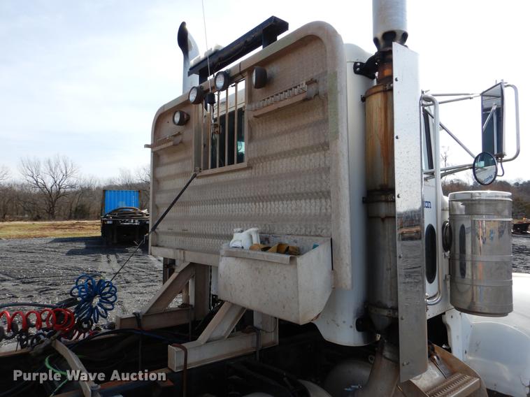 image for item DE3858 2001 Peterbilt 357 semi truck