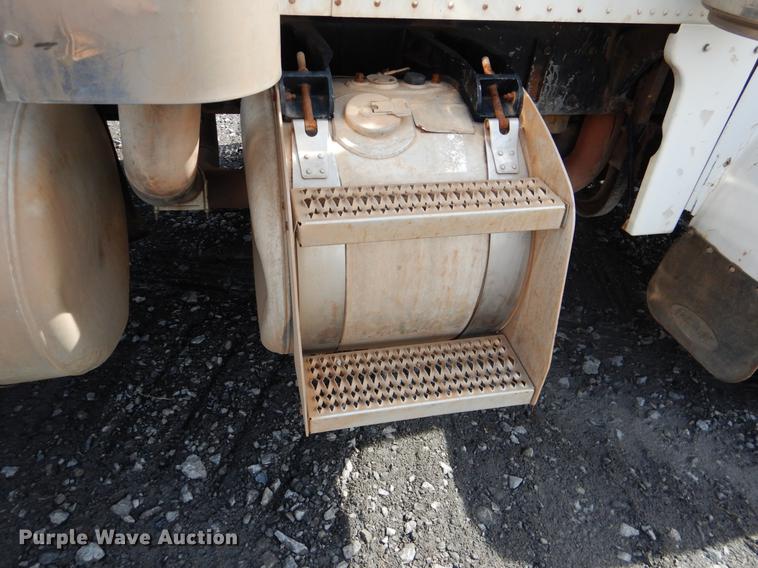 image for item DE3858 2001 Peterbilt 357 semi truck